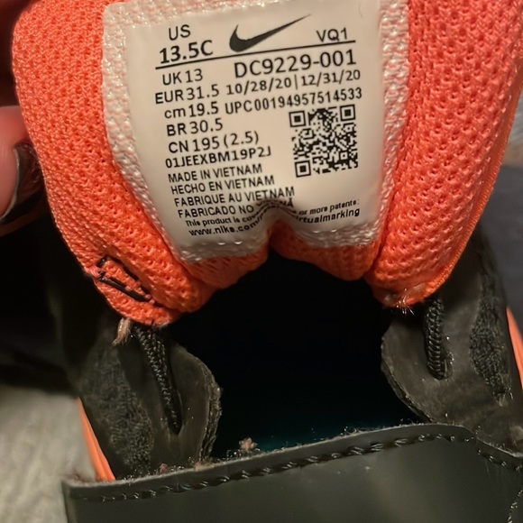 Nike girls soft all condition play sneakers. - Picture 4 of 4